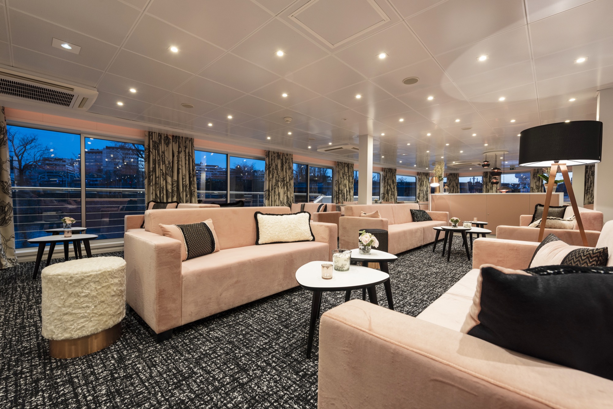 CroisiEurope MS Renoir Salon Bar 3.jpg